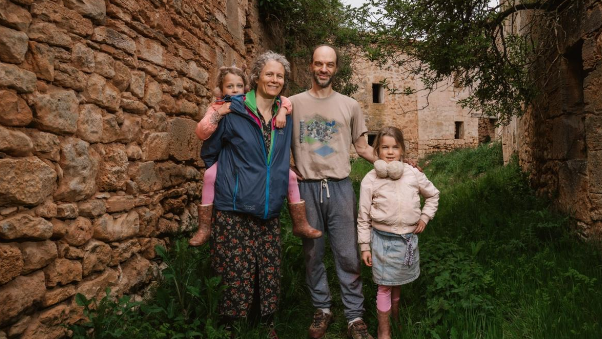 Maaike y Tibor, la pareja que busca revivir el pueblo abandonado y transformarlo en una ecoaldea autosuficiente. Maaike y Tibor, la pareja que busca revivir el pueblo abandonado y transformarlo en una ecoaldea autosuficiente.
