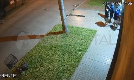 La imagen muestra a los delincuentes intentando cometer un robo antes de trasladarse unos metros hacia la casa de la víctima La imagen muestra a los delincuentes intentando cometer un robo antes de trasladarse unos metros hacia la casa de la víctima