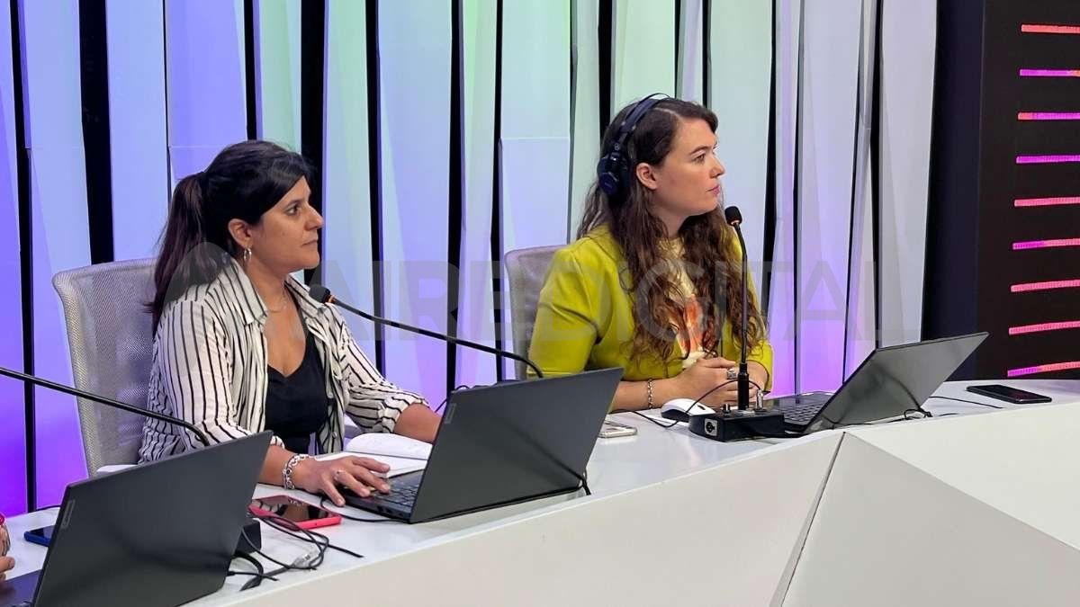 Julieta Álvarez Arcaya, periodista de AIRE y miembro invitado del debate, junto a Nachi Hernández, parte del panel de Julieta Álvarez Arcaya, periodista de AIRE y miembro invitado del debate, junto a Nachi Hernández, parte del panel de