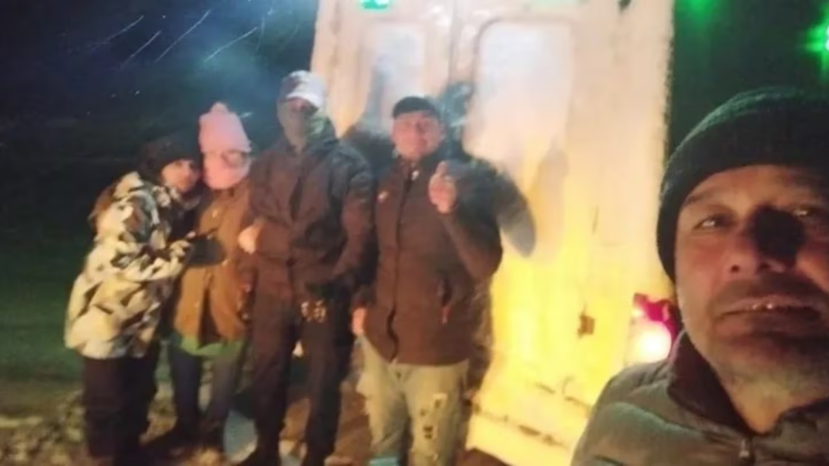 Milagro en la nieve: un peón rural se perdió en medio de un terrible temporal y fue salvado por sus perros.