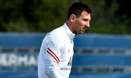 Lionel Messi entrenó apartado del grupo en su regreso al Paris Saint-Germain. Lionel Messi entrenó apartado del grupo en su regreso al Paris Saint-Germain.
