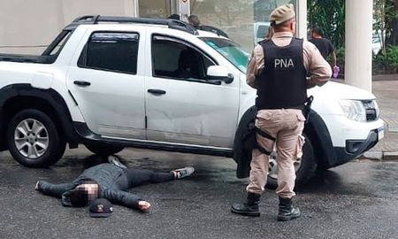Las causas del hecho aún se están investigando, pero las primeras informaciones indican que el autor del homicidio se habría defendido de un robo tipo salidera. Las causas del hecho aún se están investigando, pero las primeras informaciones indican que el autor del homicidio se habría defendido de un robo tipo salidera.