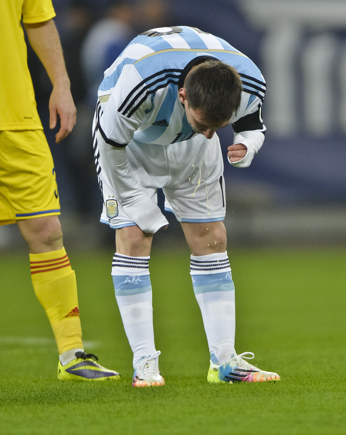 MESSI. Vomitando en un partido de la Selección argentina, ante Rumania (Foto: AFP)