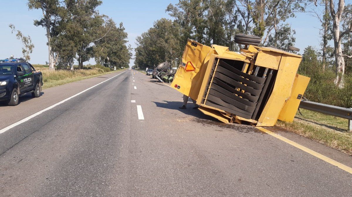 El tractor trasladada una enfardadora al momento del choque.