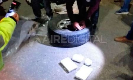 Hallazgo. El momento en que el personal policial encontró el estupefaciente. Hallazgo. El momento en que el personal policial encontró el estupefaciente.