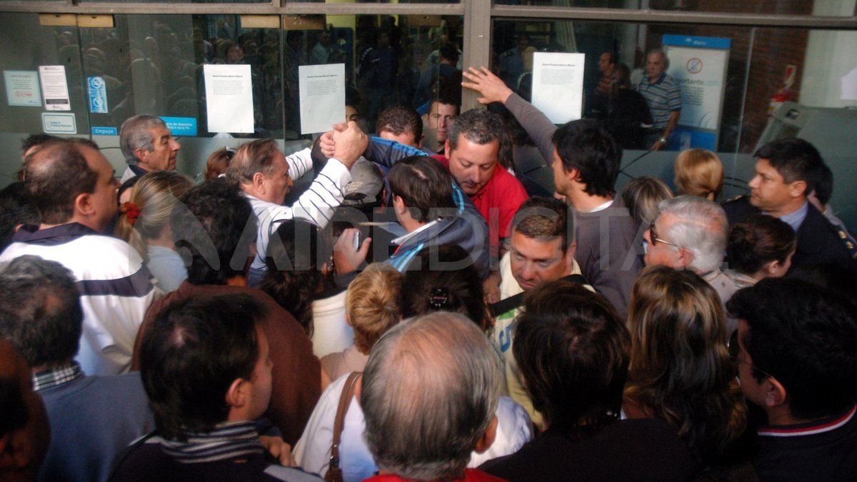 Caos. Un día después del robo, los clientes del Macro fueron hasta la sucursal y concentraron en la puerta.