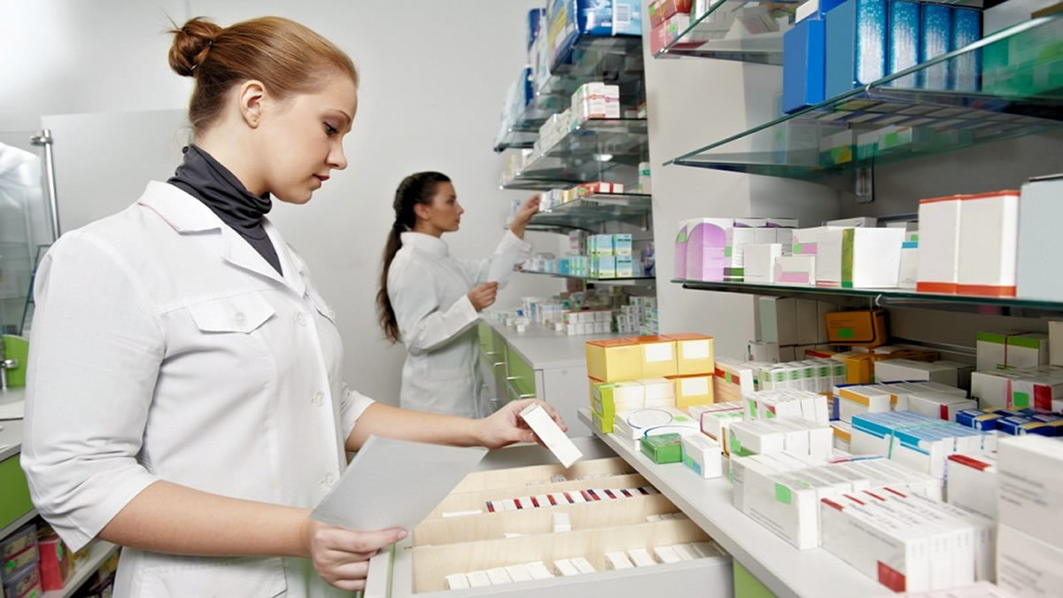 Los farmacéuticos son una parte troncal de los servicios sanitarios, un primer punto de contacto que, en determinadas ocasiones, permite aliviar la presión de los servicios de emergencia. Los farmacéuticos son una parte troncal de los servicios sanitarios, un primer punto de contacto que, en determinadas ocasiones, permite aliviar la presión de los servicios de emergencia.