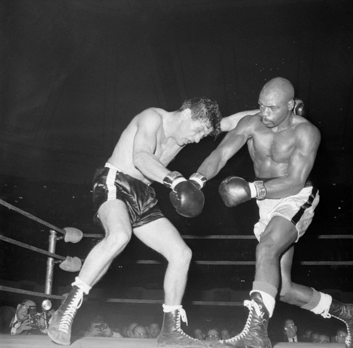 El 14 de diciembre de 1964, en el Convention Hall de Filadelfia, el Huracán fue por los cetros AMB-CMB de las 160 libras ante su titular, Joey Giardello (cuyo nombre real era Carmine Orlando Tilelli). Aunque dominó parte del combate, Carter PPP 15 (unánime), en la que fue la única pelea titular que disputó en su carrera. El 14 de diciembre de 1964, en el Convention Hall de Filadelfia, el Huracán fue por los cetros AMB-CMB de las 160 libras ante su titular, Joey Giardello (cuyo nombre real era Carmine Orlando Tilelli). Aunque dominó parte del combate, Carter PPP 15 (unánime), en la que fue la única pelea titular que disputó en su carrera.