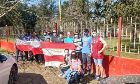 Un grupo de hinchas de Unión recibió al plantel de básquet que logró el ascenso a la LIga Nacional, este viernes por la noche. Un grupo de hinchas de Unión recibió al plantel de básquet que logró el ascenso a la LIga Nacional, este viernes por la noche.