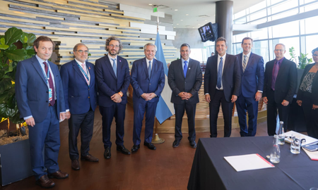 El Presidente se reunió con el titular de General Motors Internacional, quien le anunció la producción de la Tracker, con una inversión de 350 millones dólares. El Presidente se reunió con el titular de General Motors Internacional, quien le anunció la producción de la Tracker, con una inversión de 350 millones dólares.