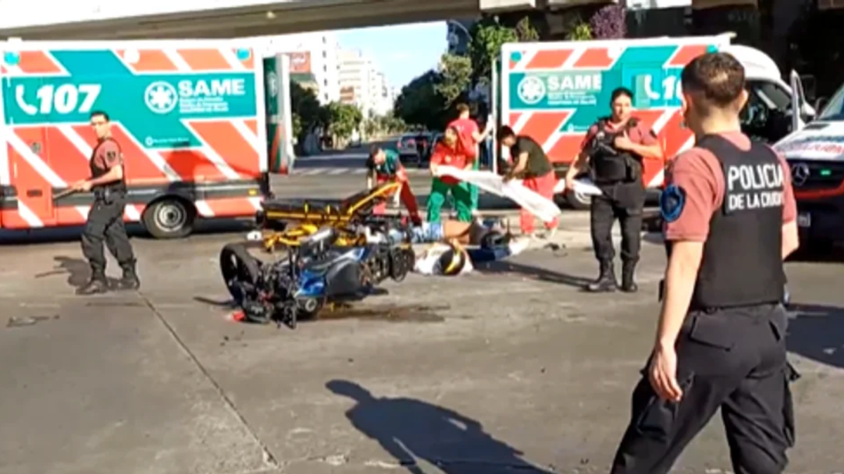 Una moto con dos personas a bordo cruzaron el semáforo en rojo y fueron atropelladas por un colectivo.