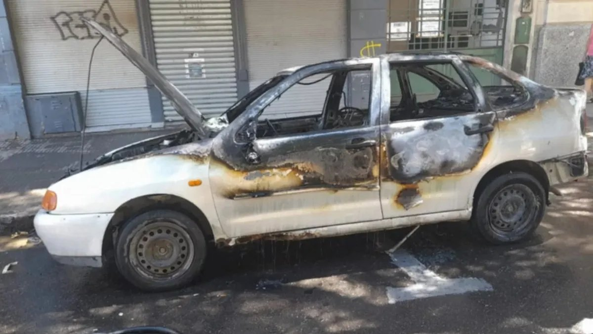 Un hombre incendió su auto porque los inspectores se lo iban a secuestrar