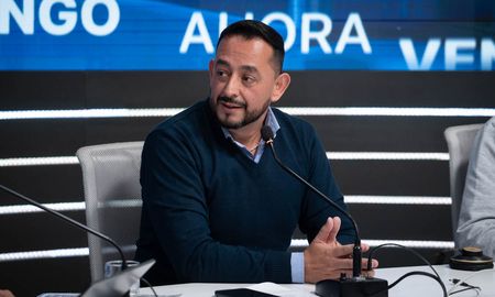 Alfredo Lorenzatto y Silvia Busaniche (Unidos) contaron en AIRE sus propuestas para Arroyo Leyes. Alfredo Lorenzatto y Silvia Busaniche (Unidos) contaron en AIRE sus propuestas para Arroyo Leyes.