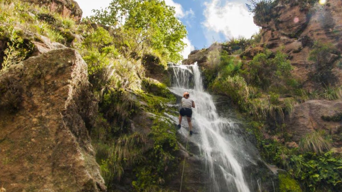 Una de las principales actividades más aventureras que se pueden hacer es practicar canyoning, que combina escalada y el disfrute de la cascada. Una de las principales actividades más aventureras que se pueden hacer es practicar canyoning, que combina escalada y el disfrute de la cascada.