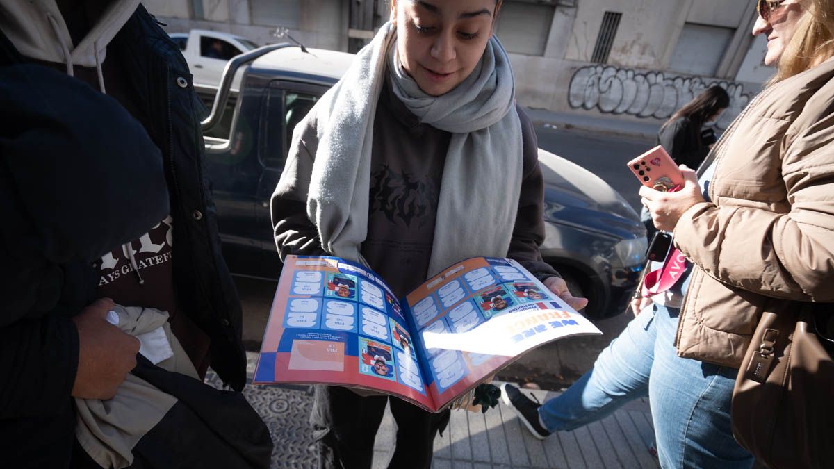 Las personas siguen acercándose a la vereda de AIRE para intercambiar figuritas. Las personas siguen acercándose a la vereda de AIRE para intercambiar figuritas.