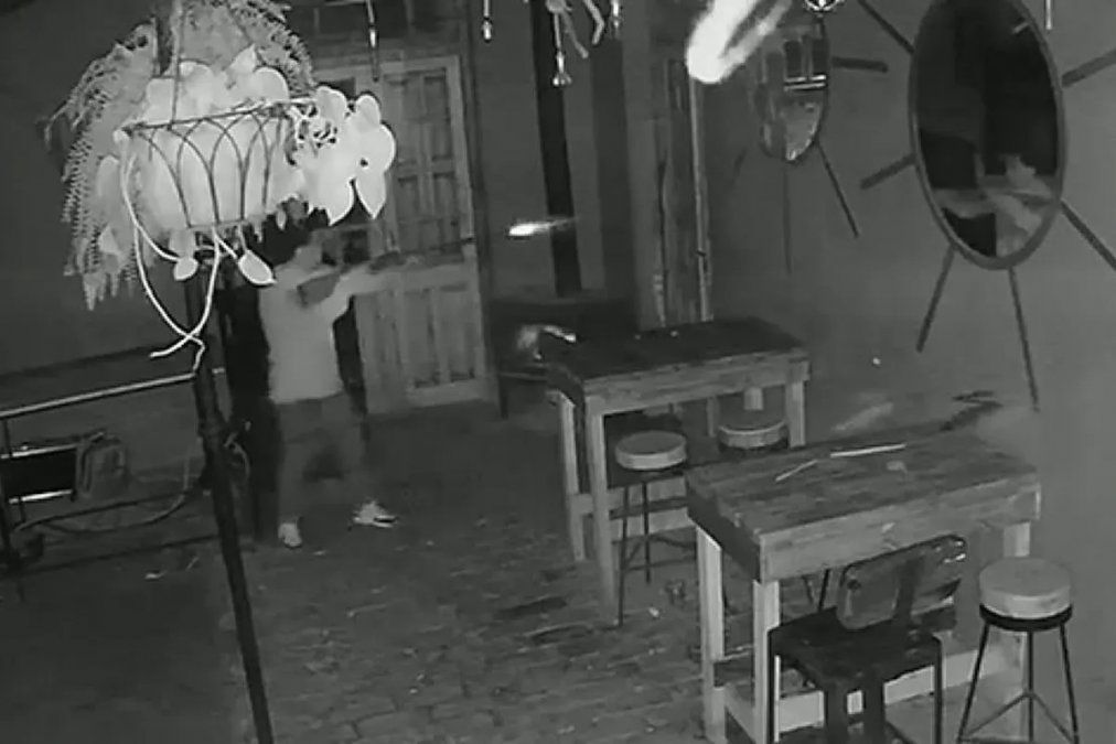 Video: detuvieron a un penitenciario por atacar a clientes de un bar con cuchillo y una escopeta