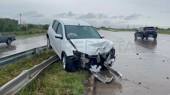 Circunvalación Oeste: perdió el control del auto, despistó y terminó sobre el guardarraíl