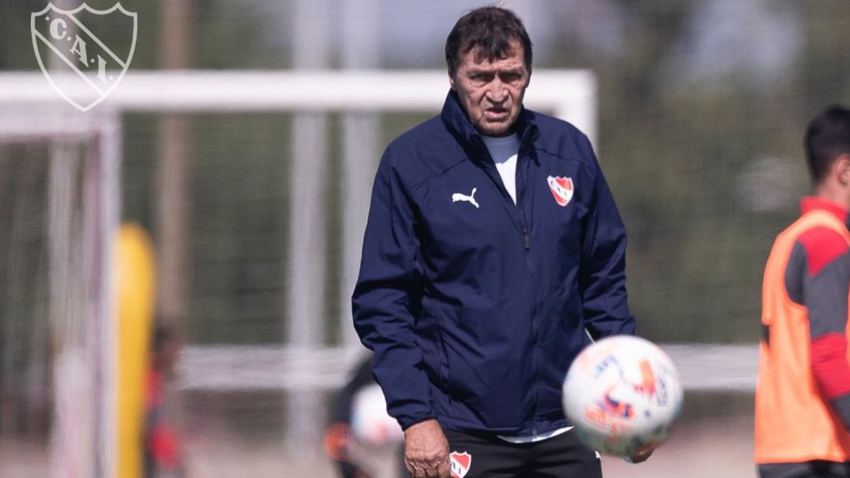 La dirigencia del Club Atlético Independiente llamó a Julio César Falcioni para dirija al equipo hasta final de año.
