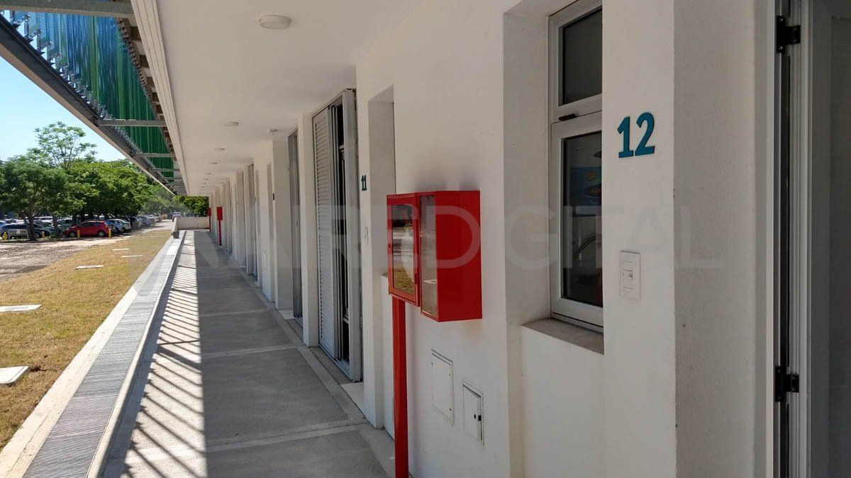 Cada una de las residencias cuenta con capacidad para cuatro personas, sala de estudios, espacios de recreación, cocina y baño.