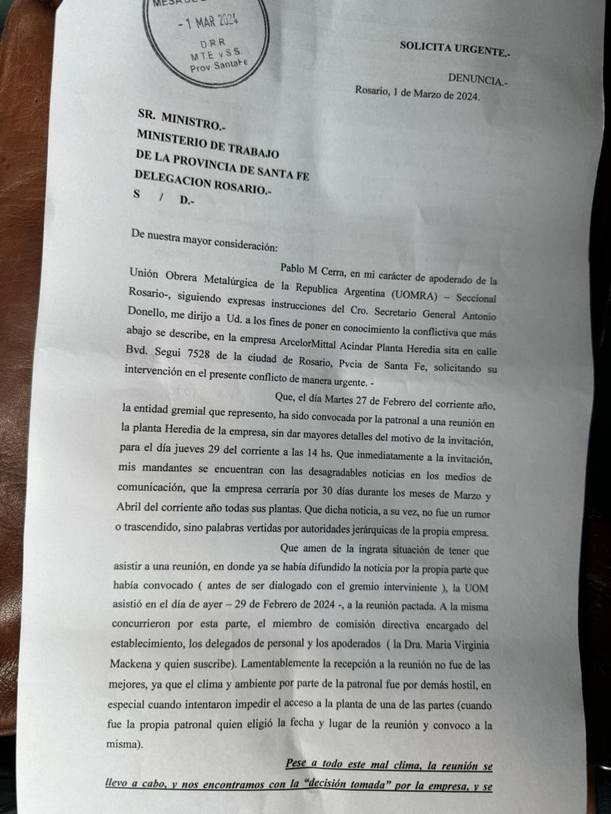 Tras la notificación por parte de la empresa Acindar de que a parir del mes de abril se eliminará un turno de trabajo y se avanzará con suspensiones y despidos de trabajadores en la planta de Heredia, la UOM Rosario pidió la intervención de la cartera laboral. Tras la notificación por parte de la empresa Acindar de que a parir del mes de abril se eliminará un turno de trabajo y se avanzará con suspensiones y despidos de trabajadores en la planta de Heredia, la UOM Rosario pidió la intervención de la cartera laboral.