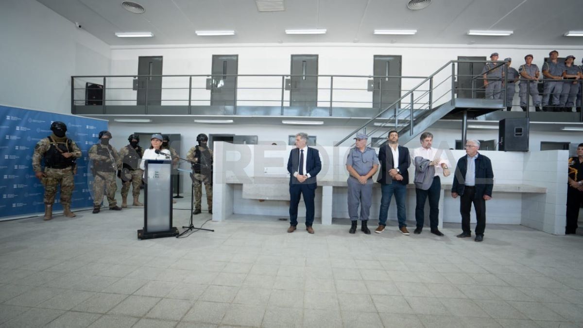 Las instalaciones cuentan con espacios destinados a actividades educativas y laborales para los internos.