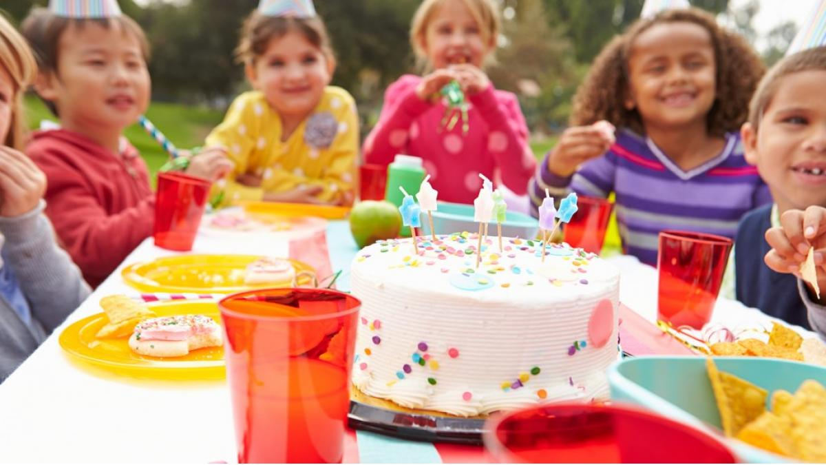 Llevó a su hija al cumpleaños equivocado: La luchona la dejó y se fue