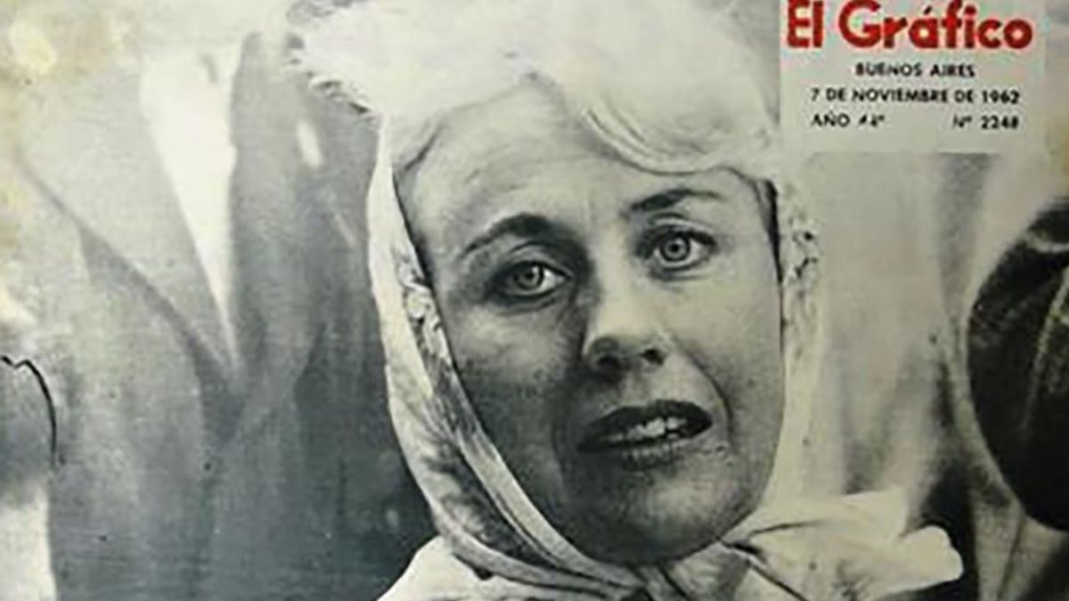 La edición N° 2248 de El Gráfico, que se publicó el miércoles 7 de noviembre de 1962, refleja en el rostro de Ewy Rosqvist lo extremadamente dura que fue la carrera ya que, debido al intenso calor, el gran cansancio y el enorme esfuerzo realizado, la piloto sueca perdió 4 kilos en 12 días. La edición N° 2248 de El Gráfico, que se publicó el miércoles 7 de noviembre de 1962, refleja en el rostro de Ewy Rosqvist lo extremadamente dura que fue la carrera ya que, debido al intenso calor, el gran cansancio y el enorme esfuerzo realizado, la piloto sueca perdió 4 kilos en 12 días.