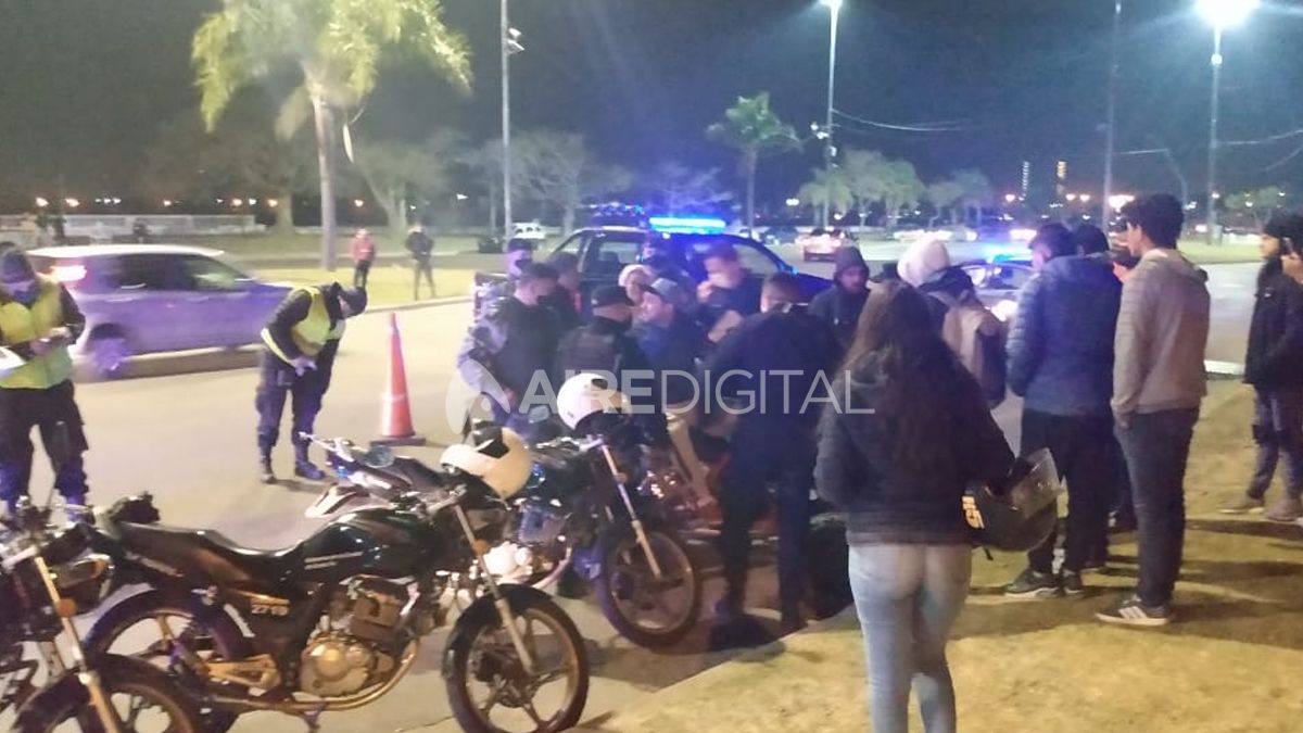 Una mujer se encadenó a un cuatriciclo para que no se lo lleve la policía