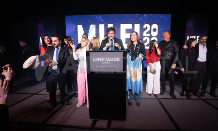 Dirigentes de Juntos por el Cambio aseguraron el candidato de La Libertad Avanza lanzó chicanas al acercarse a Mauricio Macri. Dirigentes de Juntos por el Cambio aseguraron el candidato de La Libertad Avanza lanzó chicanas al acercarse a Mauricio Macri.