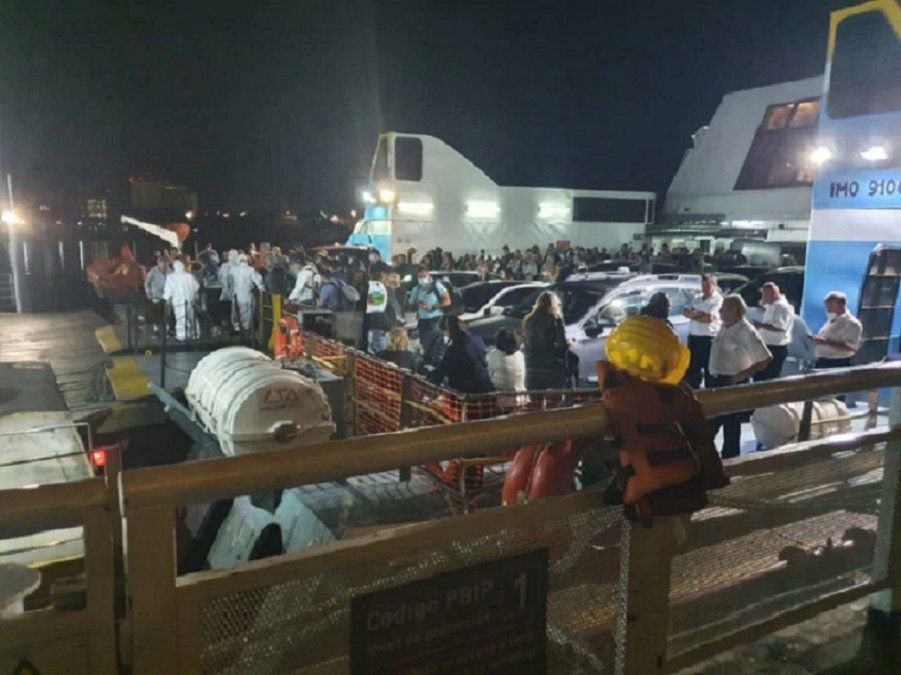 Dio positivo al Covid-19, se fugó del hospital y tomó el Buquebús: hay 400 personas aisladas