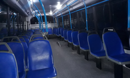 Un joven se quedó dormido en el colectivo, el chofer no lo despertó y tuvo que pasar la noche en el colectivo Un joven se quedó dormido en el colectivo, el chofer no lo despertó y tuvo que pasar la noche en el colectivo