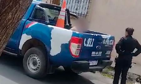 Una violenta situación se vivió este viernes por la tarde en San Jerónimo al 6300, barrio Mayoraz, de la ciudad de Santa Fe. Una violenta situación se vivió este viernes por la tarde en San Jerónimo al 6300, barrio Mayoraz, de la ciudad de Santa Fe.