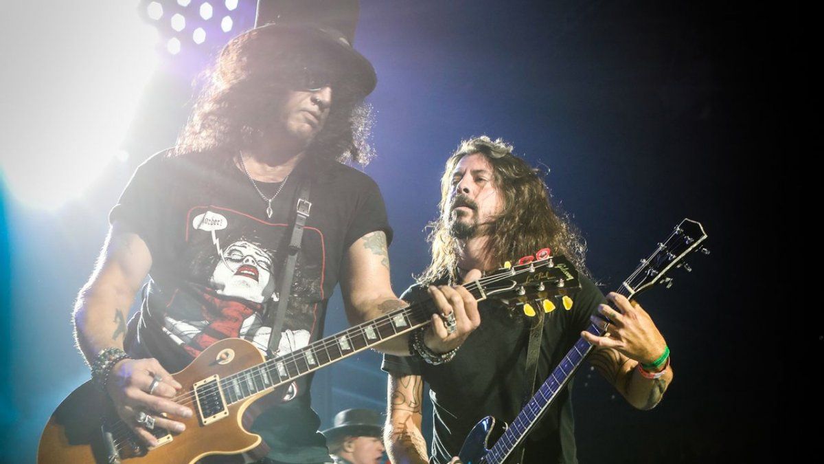 grohl n roses.jpg