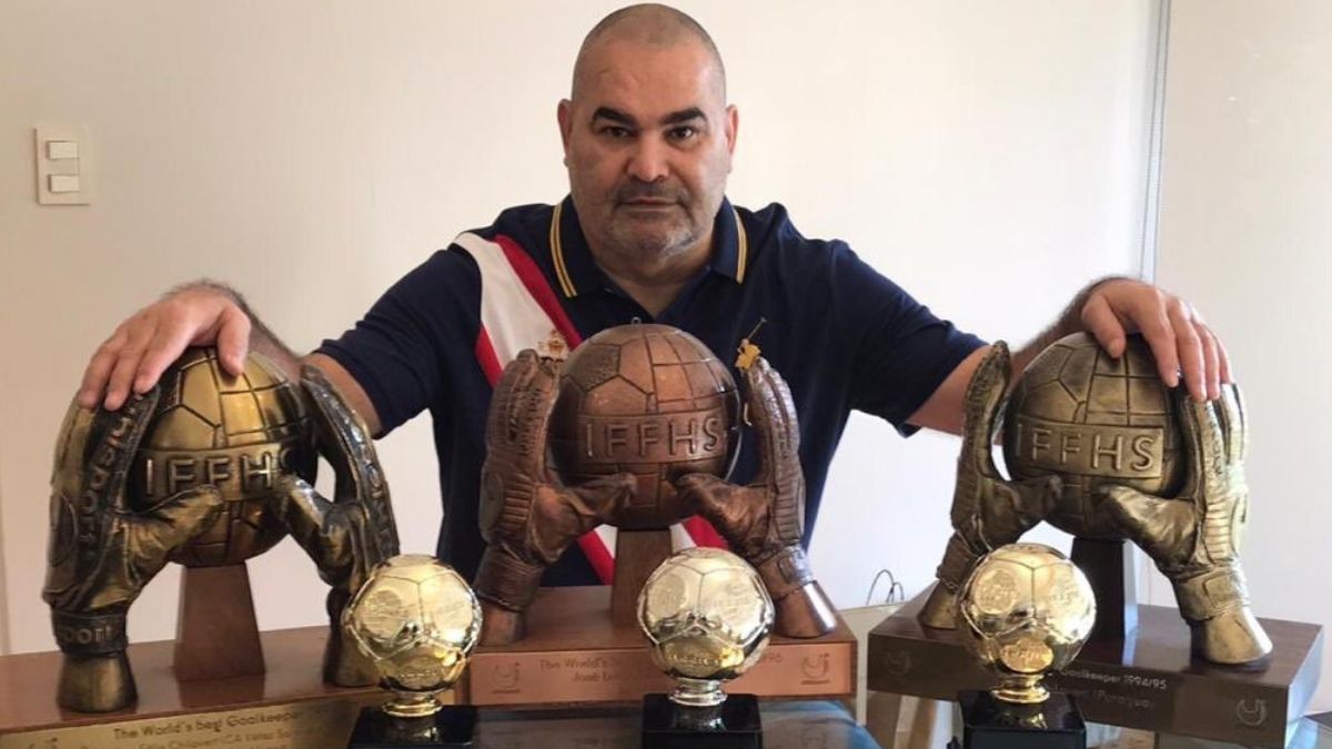 La IFFHS (International Federation of Football History and Statistics, o Federación Internacional de Historia y Estadísticas del Fútbol), distinguió a Chilavert como Mejor Arquero del Mundo en 1995, 1997 y 1998. La IFFHS (International Federation of Football History and Statistics, o Federación Internacional de Historia y Estadísticas del Fútbol), distinguió a Chilavert como Mejor Arquero del Mundo en 1995, 1997 y 1998.