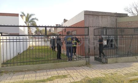 Un hombre falleció este lunes por la tarde tras el incendio de su vivienda ubicada en Castelli al 3200, en barrio San José de la ciudad de Santa Fe. Un hombre falleció este lunes por la tarde tras el incendio de su vivienda ubicada en Castelli al 3200, en barrio San José de la ciudad de Santa Fe.