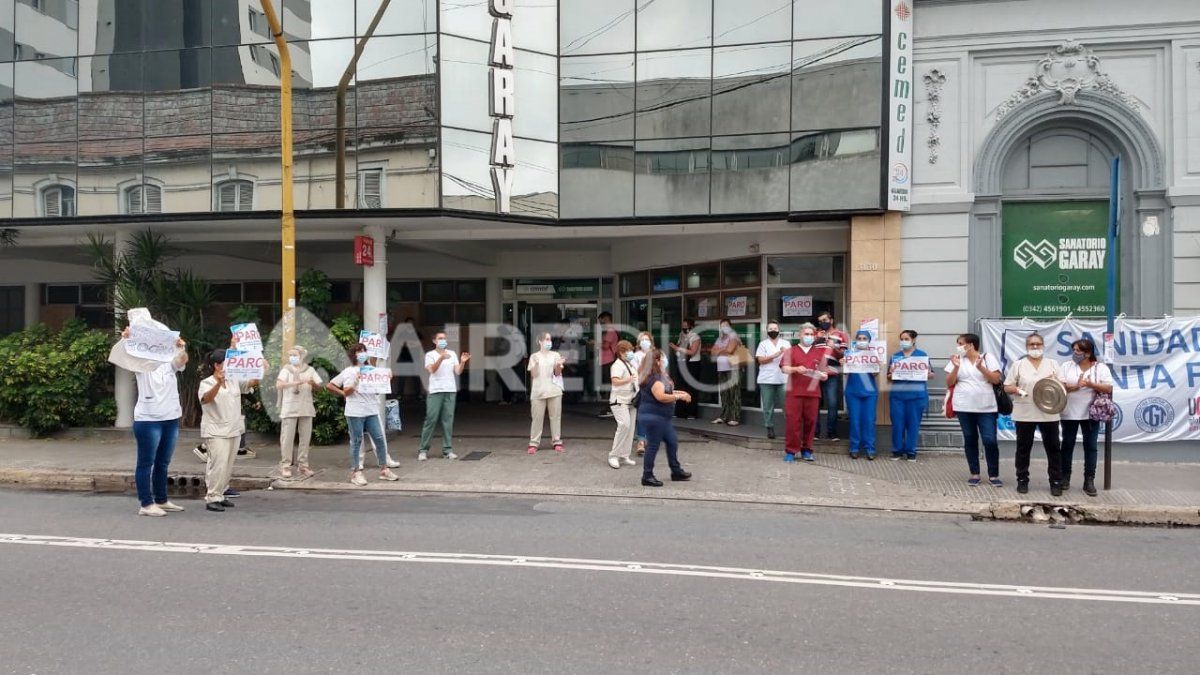 La manifestación del personal de Salud en el Sanatorio Garay.