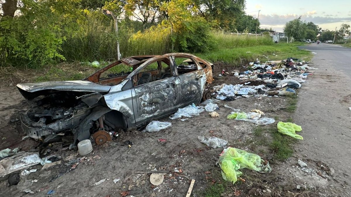 El auto incendiado permanece abandonado desde hace más de 40 días en Santiago de Chile