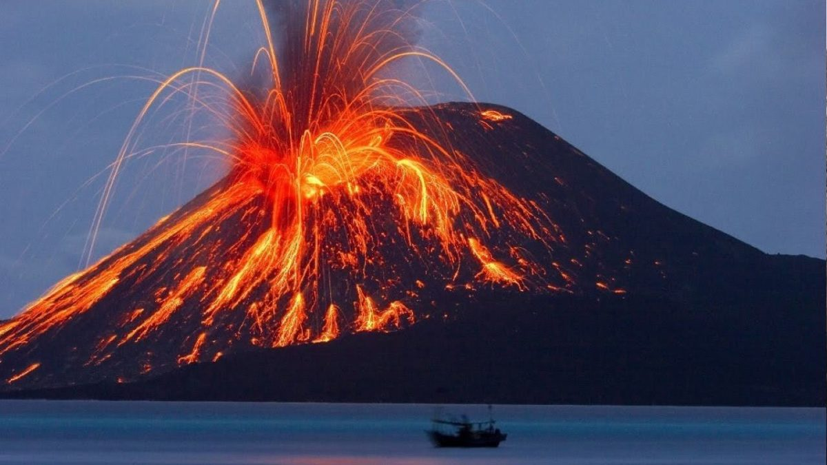 Entró en erupción el volcán activo más grande del mundo: La lava parece haber fluido fuera de la caldera