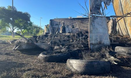 El fuego se desató en el predio minutos después de la medianoche, en inmediaciones de Castelli y Facundo Zuviría, en el norte de la ciudad de Santa Fe. El fuego se desató en el predio minutos después de la medianoche, en inmediaciones de Castelli y Facundo Zuviría, en el norte de la ciudad de Santa Fe.