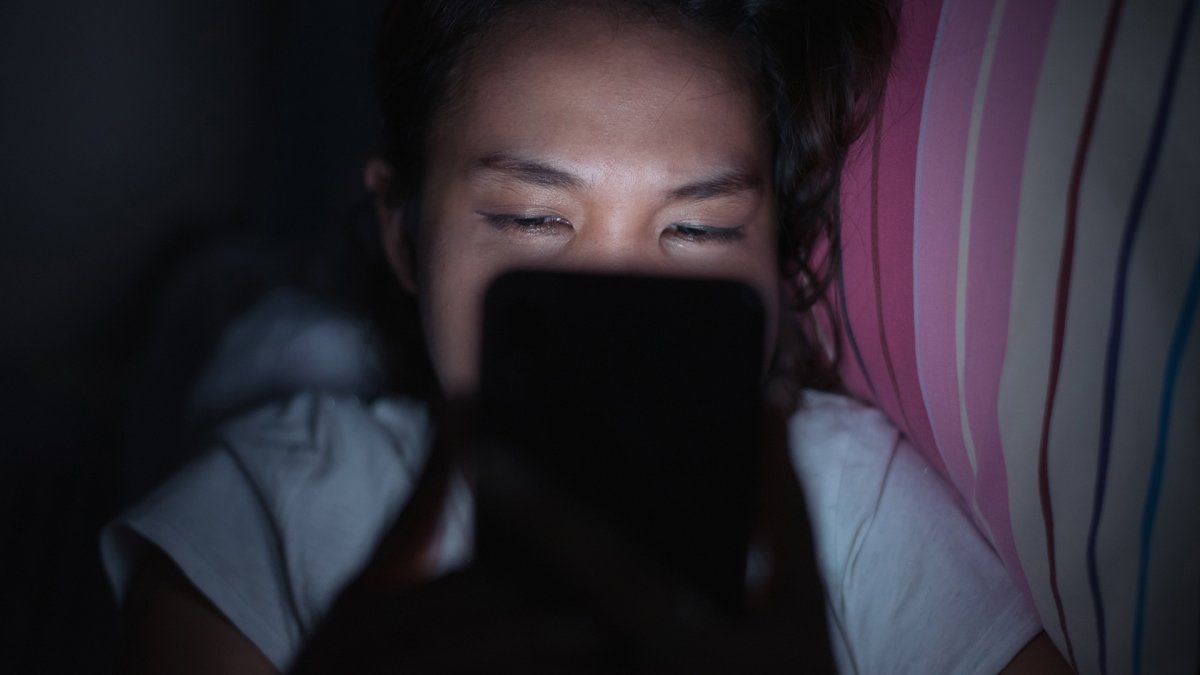 Los modos oscuros prometen afectar menos nuestra vista para descansar mejor.