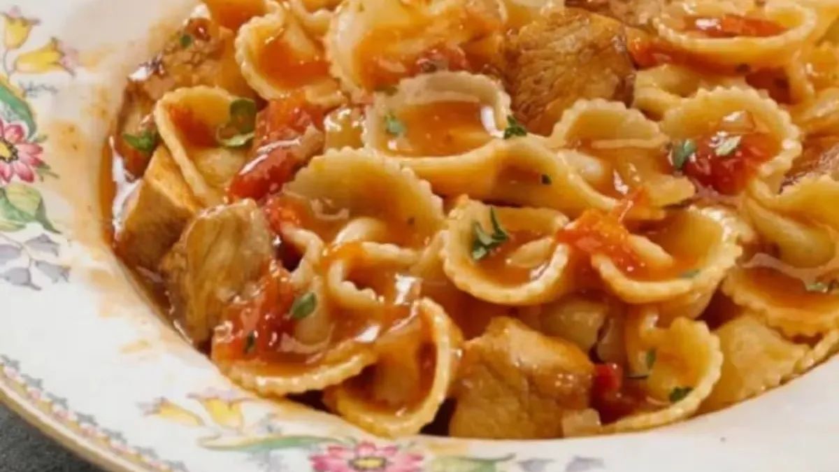 El sellado previo de la proteína en la misma olla donde se hará el guiso permite recuperar los jugos caramelizados que potencian el sabor de la salsa.