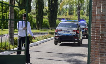 El cuerpo de Pillín Bracamonte fue trasladado el lunes por la noche a un cementerio privado de una localidad vecina a Rosario. El cuerpo de Pillín Bracamonte fue trasladado el lunes por la noche a un cementerio privado de una localidad vecina a Rosario.