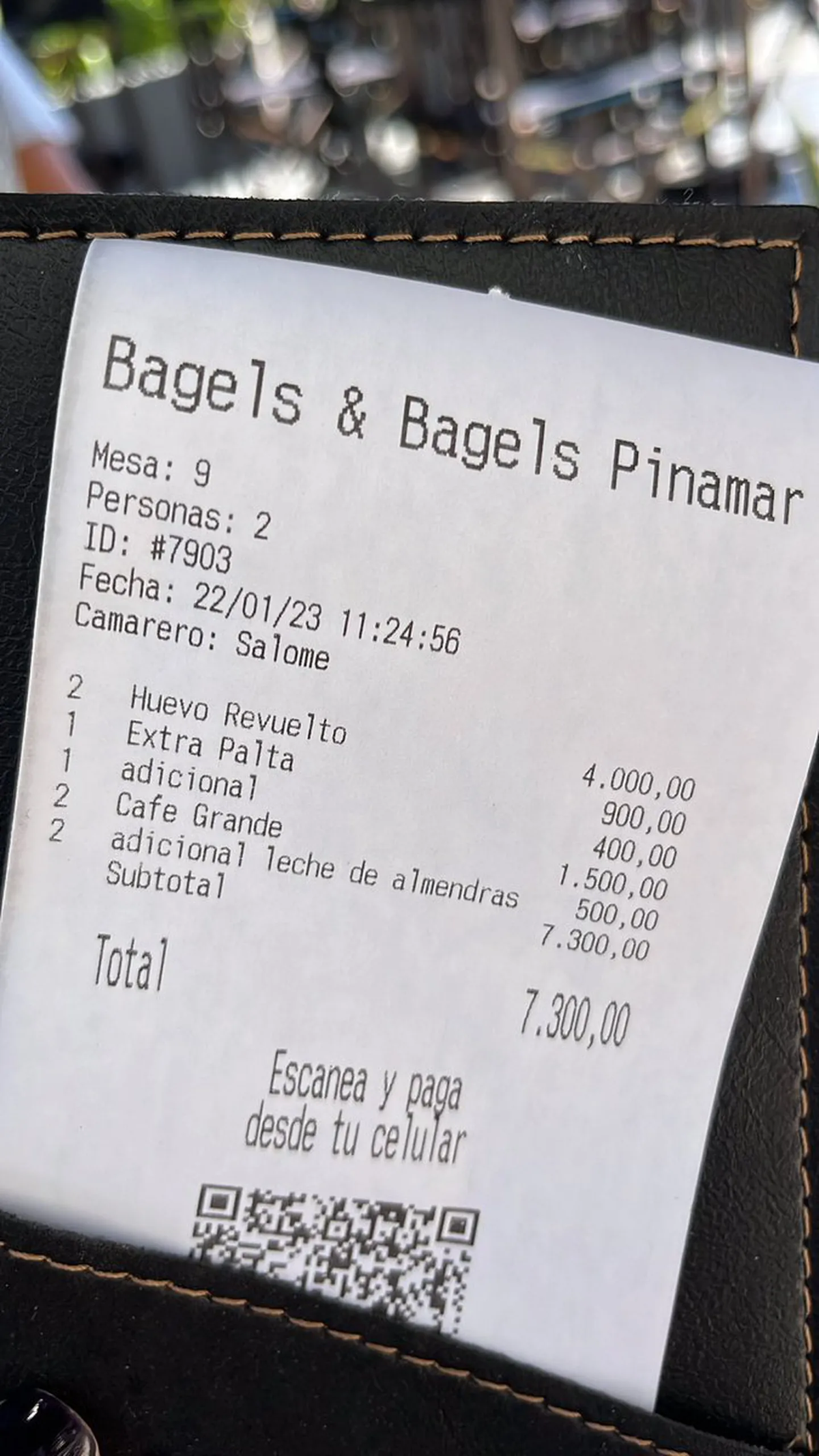 Le cobraron 7 mil pesos por un desayuno para dos personas y se quejó en redes.