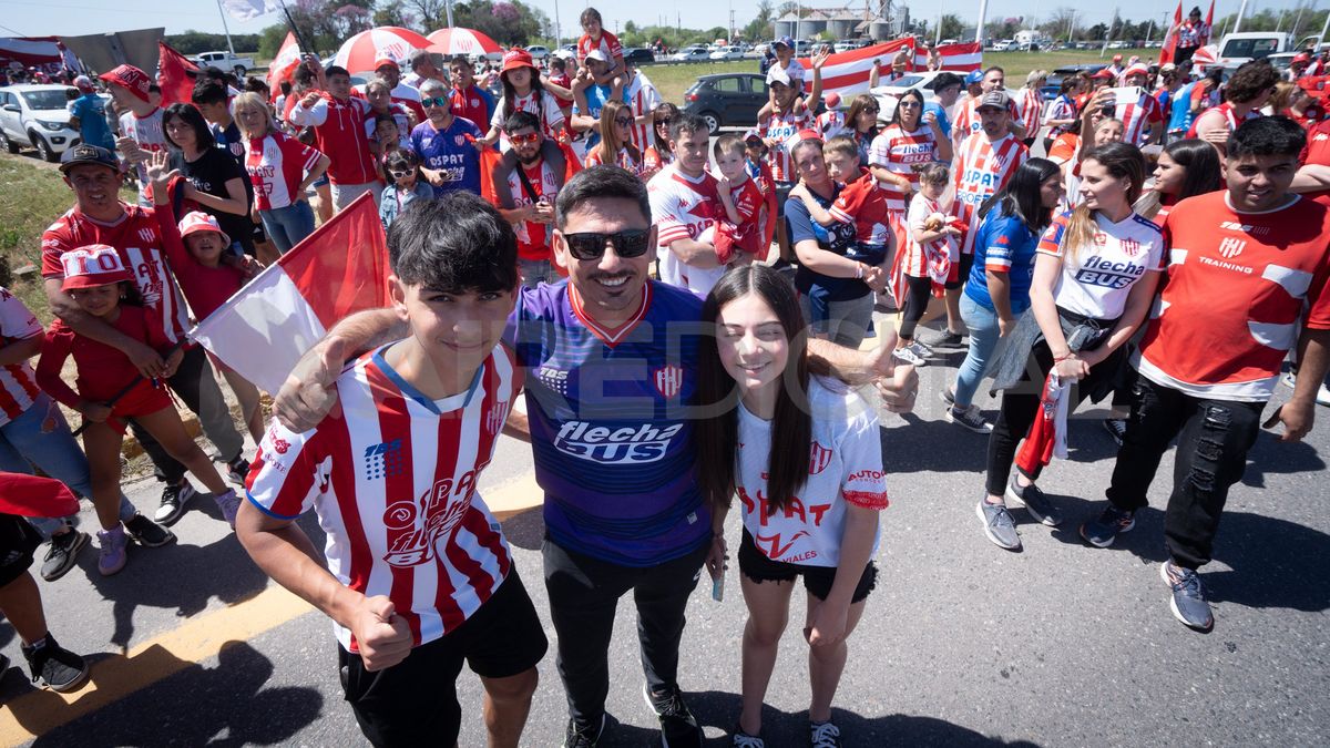 Los hinchas de Unión vivieron una fiesta con el banderazo en la previa del clásico ante Colón.