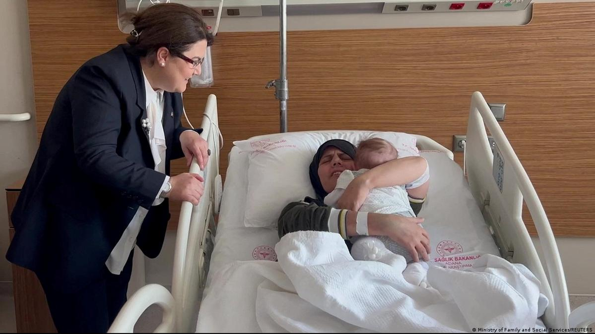 La bebé, llamada Vetin, se reunió con su madre 54 días después del terremoto en Turquía.