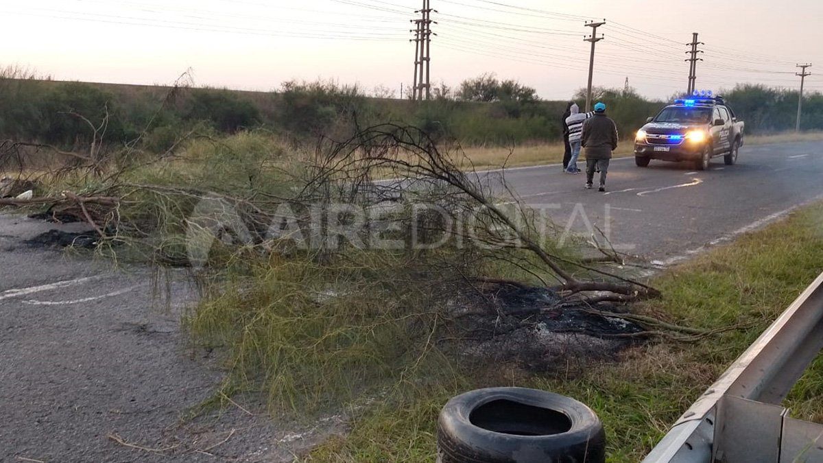 Los manifestantes colocaron ramas de &aacute;rboles y quemaron cubiertas sobre el asfalto para impedir la circulaci&oacute;n de veh&iacute;culos en ambos sentidos.&nbsp;