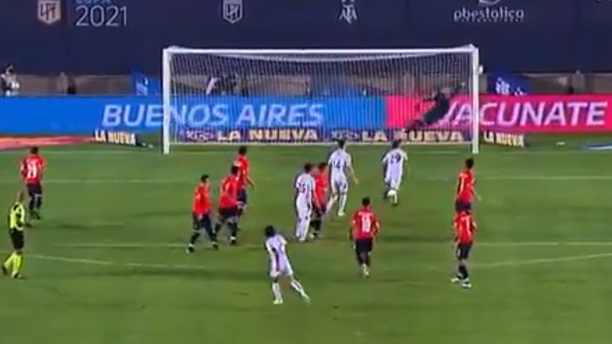 Casi gol del Pulga: un bombazo y el palo le impidió el doblete