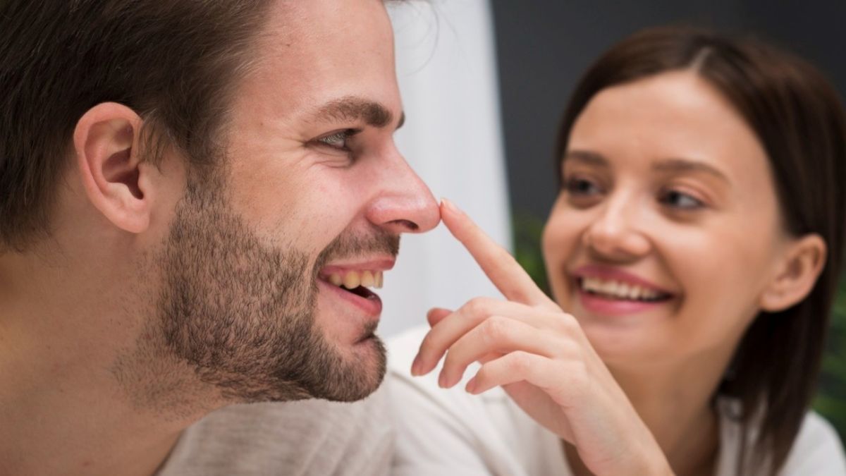 ¿Qué significa rascarse la nariz cuando alguien te habla?
