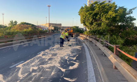 Personal municipal realiza un operativo de limpieza en el Viaducto Oroño. Personal municipal realiza un operativo de limpieza en el Viaducto Oroño.