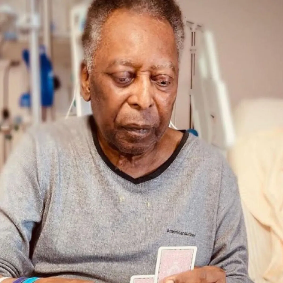 Aunque se encuentre en buenas condiciones el astro del fútbol surgido en Santos de Brasil, viene sesiones de quimioterapia.